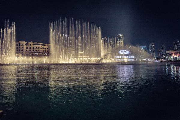 إنفيني تعكس فنيًا نشاطات الدماغ من خلال عرضًا نابضًا بالحياة في نافورة دبي